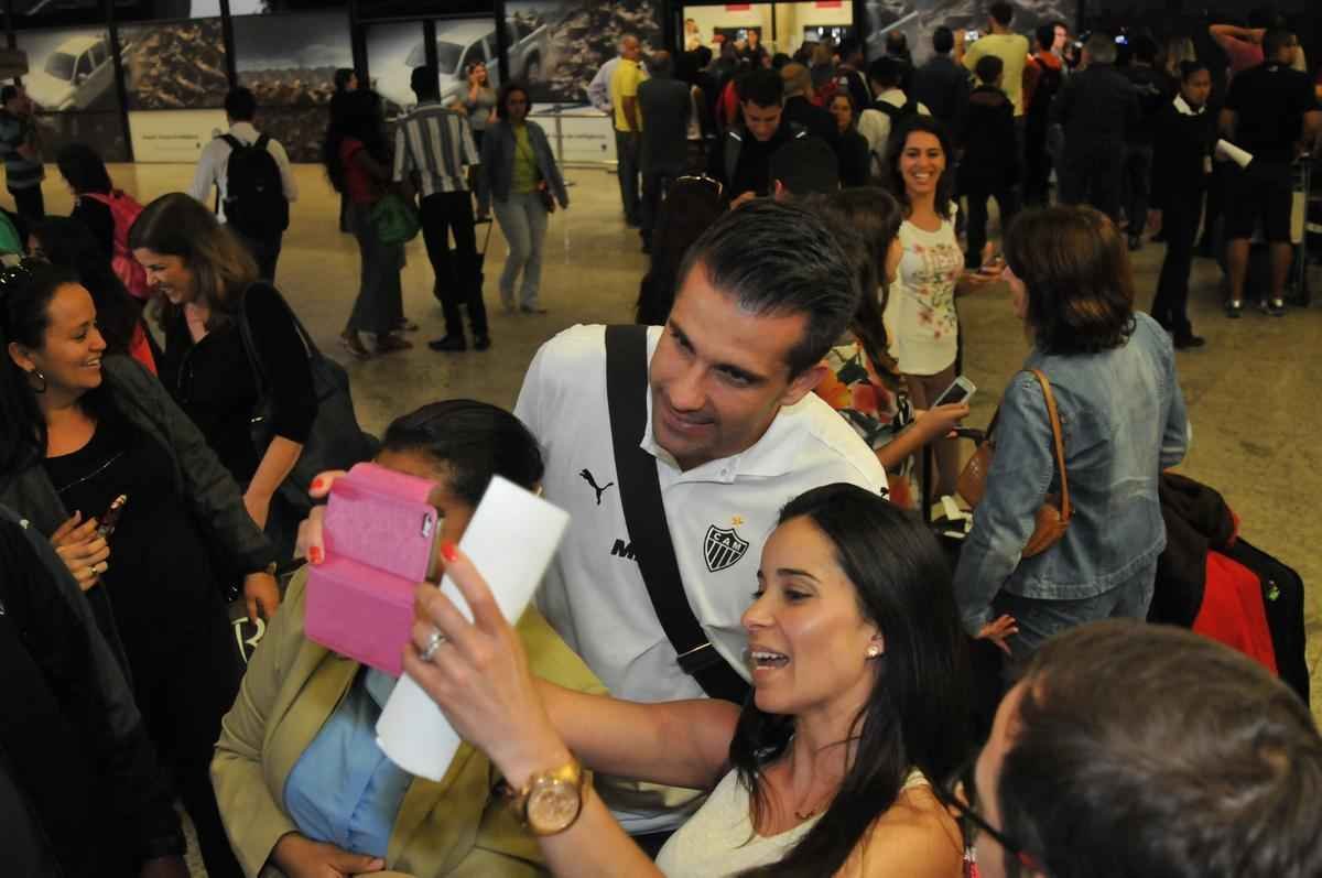 Jogadores do Atltico chegam a Minas e posam para fotos com torcedores no aeroporto