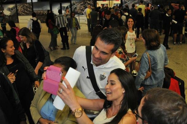 Jogadores do Atltico chegam a Minas e posam para fotos com torcedores no aeroporto