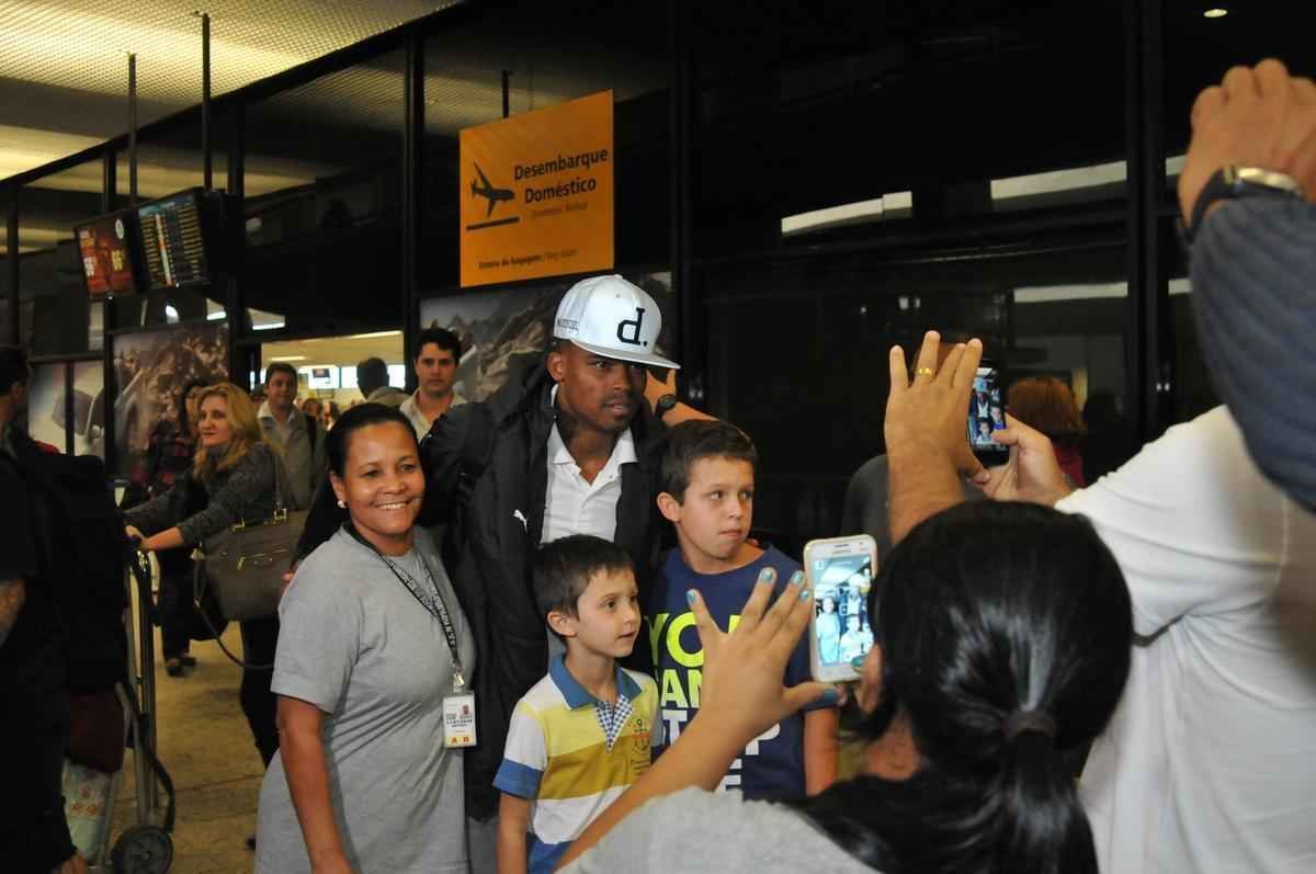 Jogadores do Atltico chegam a Minas e posam para fotos com torcedores no aeroporto