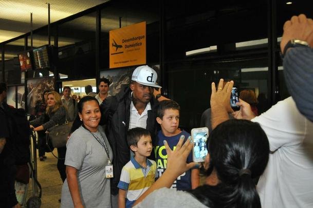 Jogadores do Atltico chegam a Minas e posam para fotos com torcedores no aeroporto
