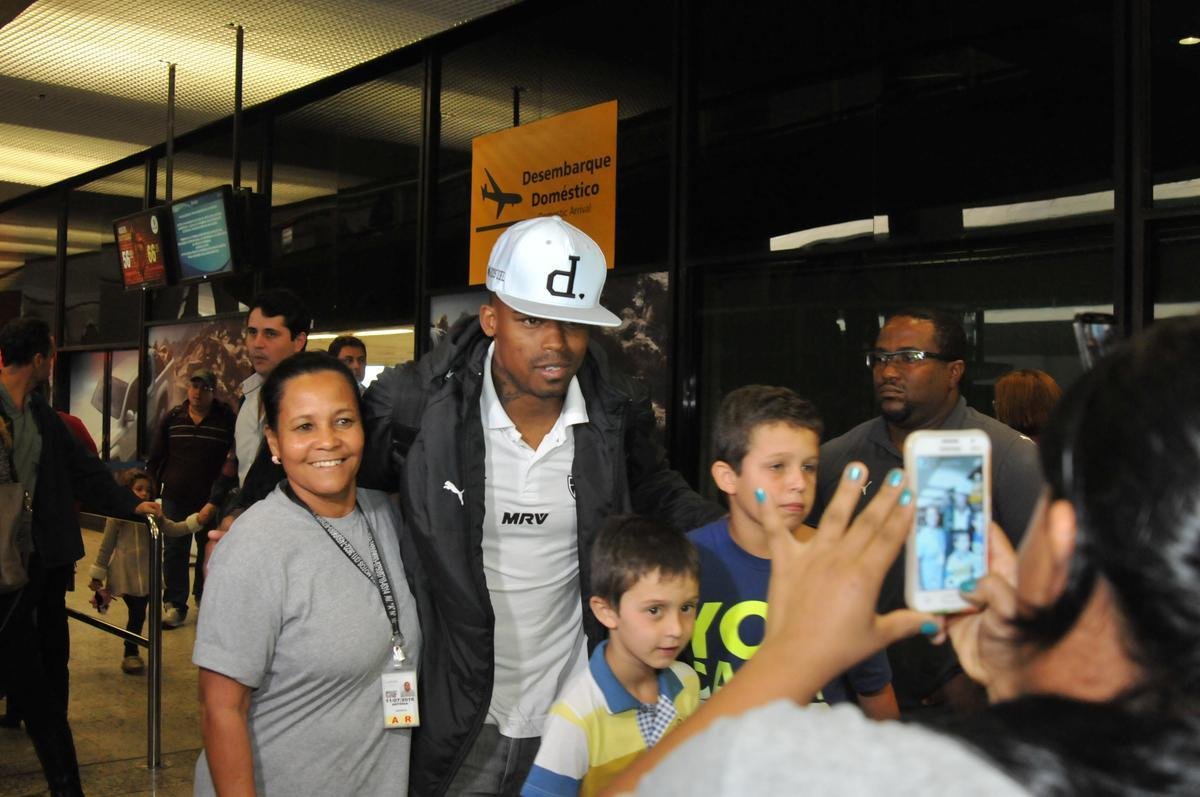 Jogadores do Atltico chegam a Minas e posam para fotos com torcedores no aeroporto