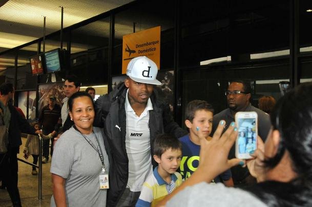 Jogadores do Atltico chegam a Minas e posam para fotos com torcedores no aeroporto