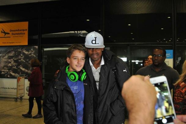 Jogadores do Atltico chegam a Minas e posam para fotos com torcedores no aeroporto