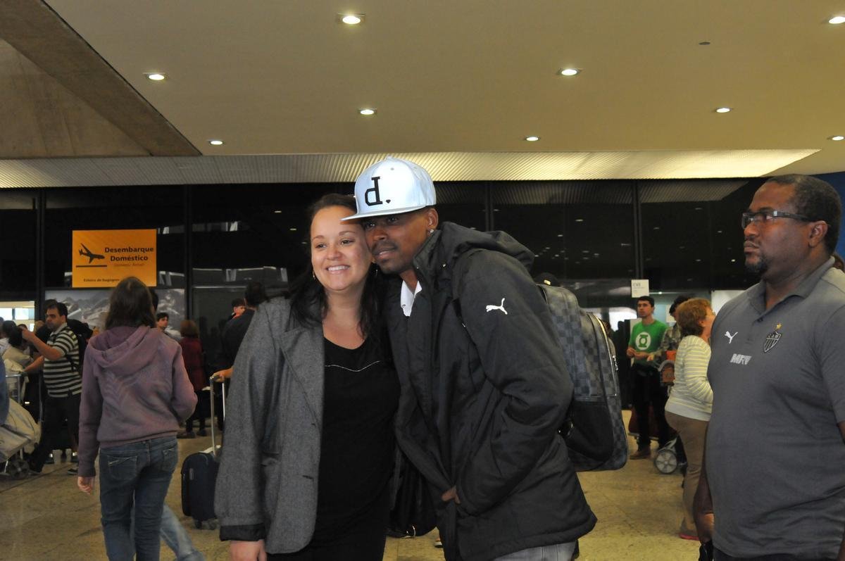 Jogadores do Atltico chegam a Minas e posam para fotos com torcedores no aeroporto
