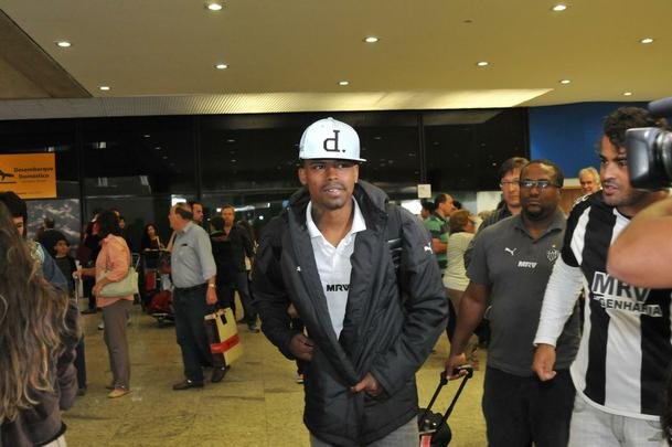 Jogadores do Atltico chegam a Minas e posam para fotos com torcedores no aeroporto