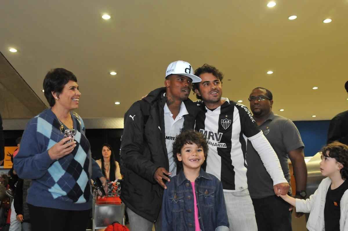 Jogadores do Atltico chegam a Minas e posam para fotos com torcedores no aeroporto
