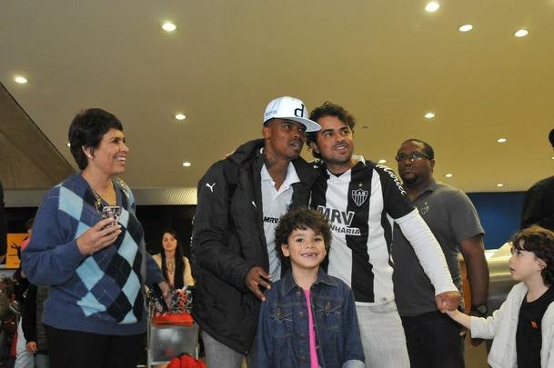 Jogadores do Atltico chegam a Minas e posam para fotos com torcedores no aeroporto
