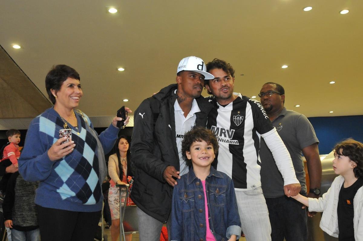 Jogadores do Atltico chegam a Minas e posam para fotos com torcedores no aeroporto