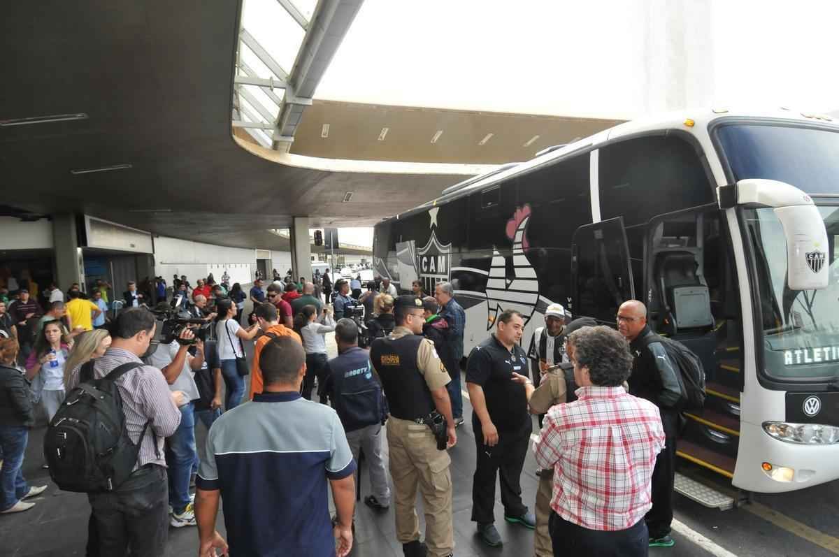 Jogadores do Atltico chegam a Minas e posam para fotos com torcedores no aeroporto