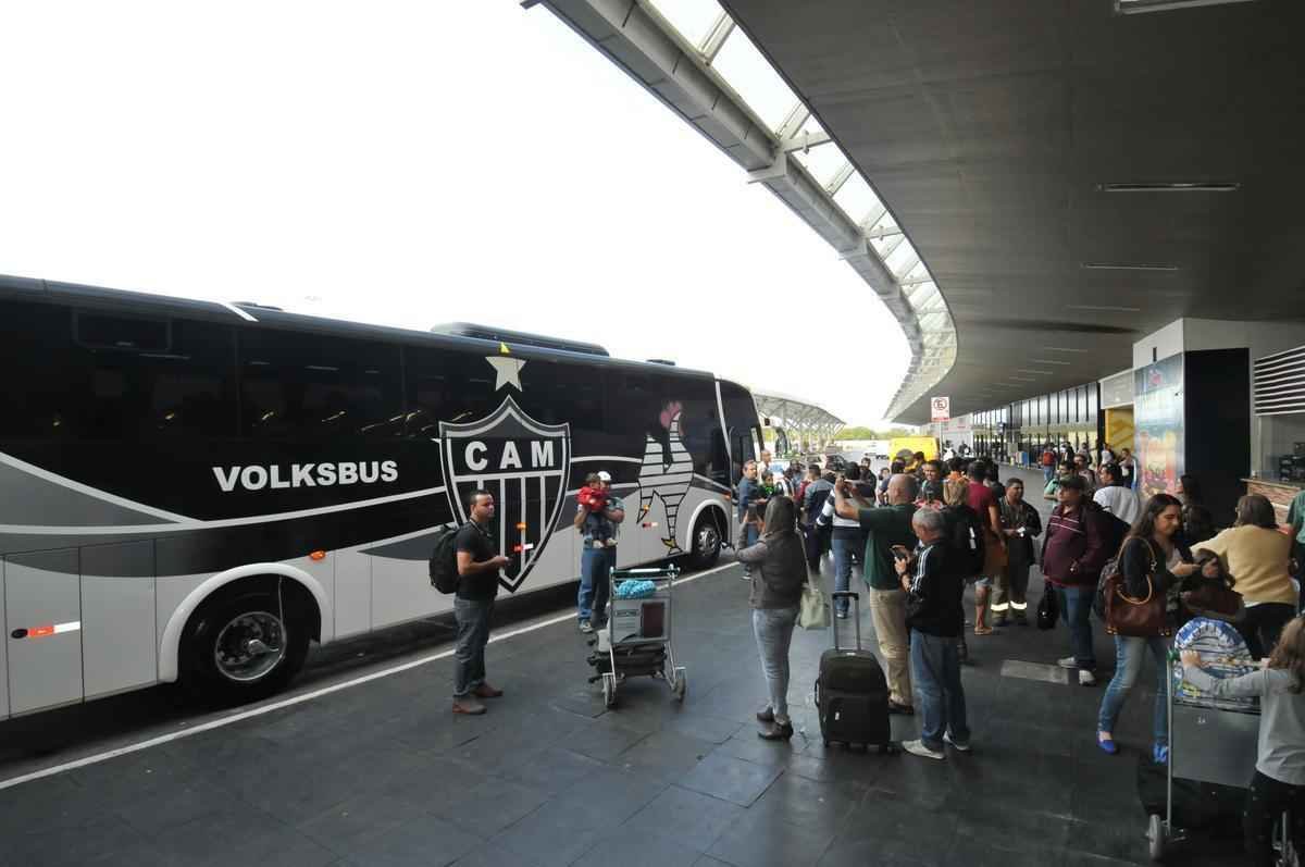 Jogadores do Atltico chegam a Minas e posam para fotos com torcedores no aeroporto
