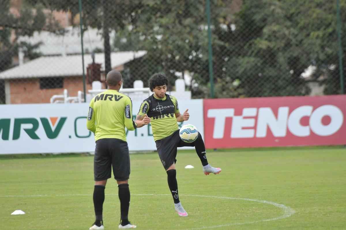 Atacante Luan na Cidade do Galo