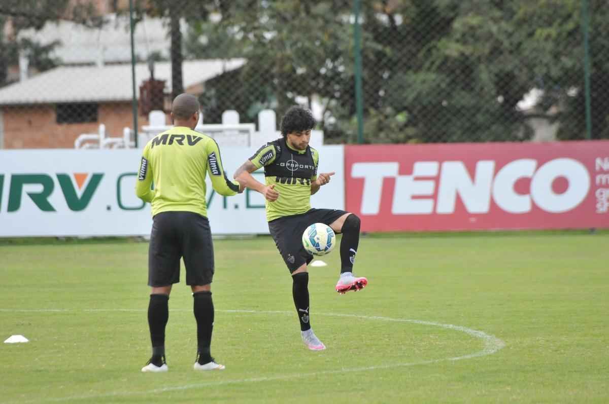 Atacante Luan na Cidade do Galo