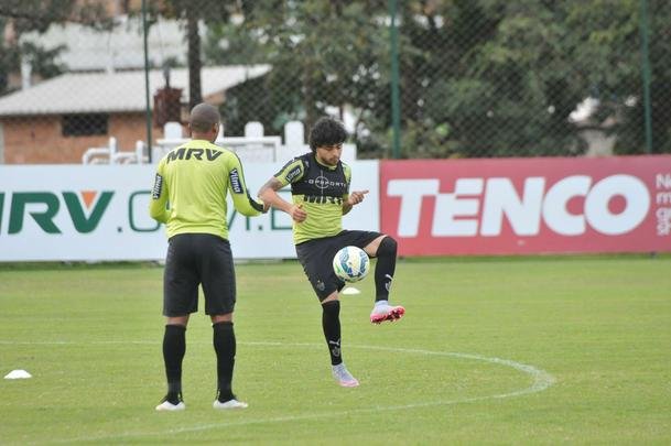 Atacante Luan na Cidade do Galo