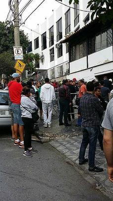 Atleticanos fazem enormes filas em frente  sede do clube para comprar ingressos