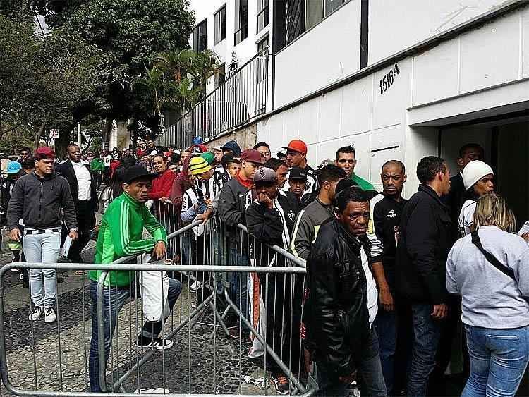 Atleticanos fazem enormes filas em frente  sede do clube para comprar ingressos