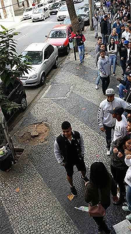 Atleticanos fazem enormes filas em frente  sede do clube para comprar ingressos