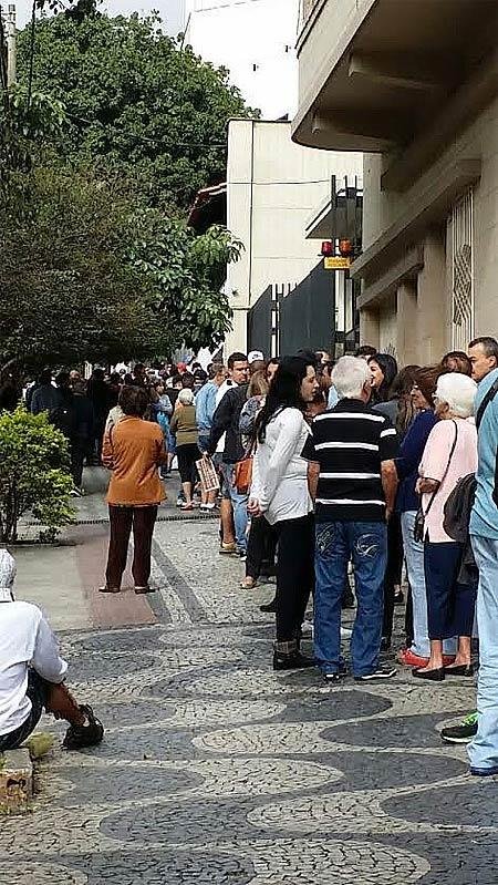Atleticanos fazem enormes filas em frente  sede do clube para comprar ingressos