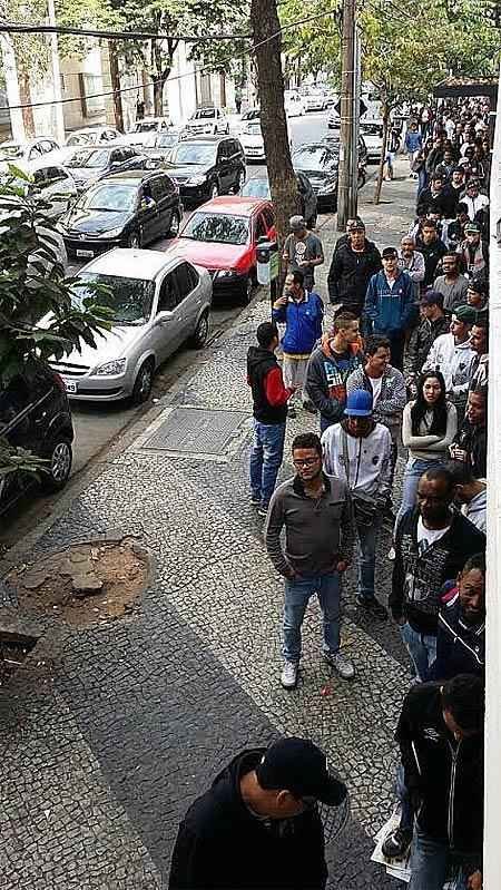 Atleticanos fazem enormes filas em frente  sede do clube para comprar ingressos