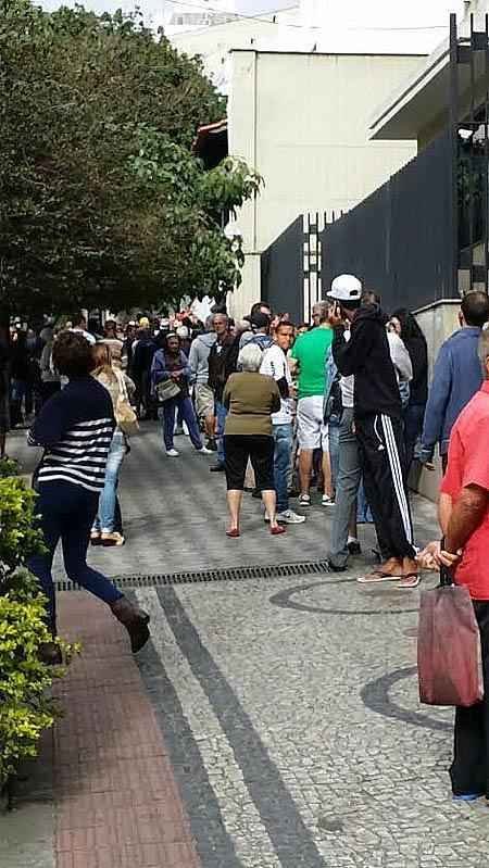 Atleticanos fazem enormes filas em frente  sede do clube para comprar ingressos