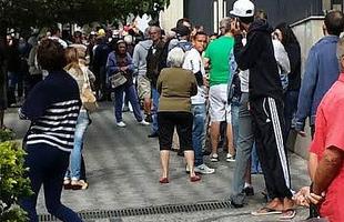 Atleticanos fazem enormes filas em frente  sede do clube para comprar ingressos