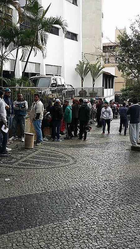 Atleticanos fazem enormes filas em frente  sede do clube para comprar ingressos