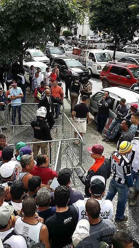 Atleticanos fazem enormes filas em frente  sede do clube para comprar ingressos