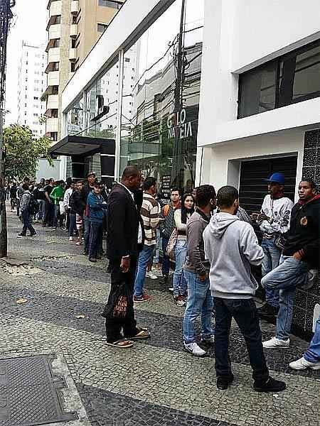 Atleticanos fazem enormes filas em frente  sede do clube para comprar ingressos