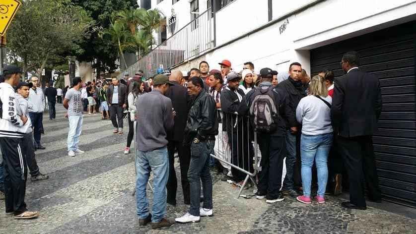 Atleticanos fazem enormes filas em frente  sede do clube para comprar ingressos