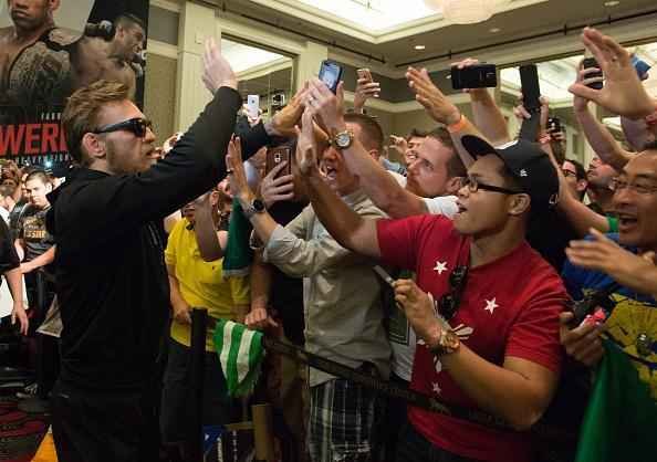 Imagens do treino aberto do UFC 189, em Las Vegas - Conor McGregor interage com fs irlandeses