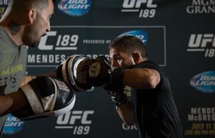 Imagens do treino aberto do UFC 189, em Las Vegas - Chad Mendes na trocao