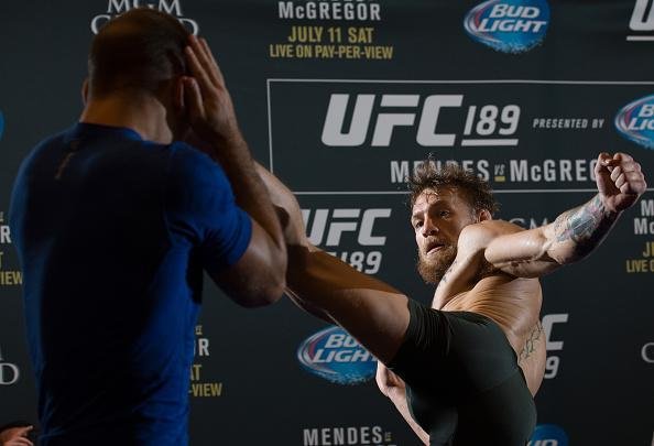 Imagens do treino aberto do UFC 189, em Las Vegas - Conor McGregor e os high kicks