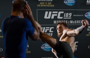 Imagens do treino aberto do UFC 189, em Las Vegas - Conor McGregor e os high kicks