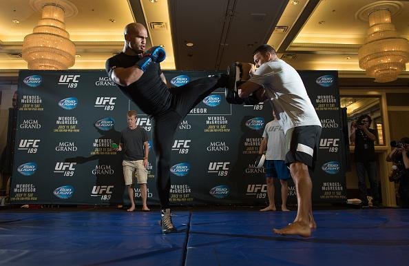 Imagens do treino aberto do UFC 189, em Las Vegas - Robbie Lawler conecta chutes