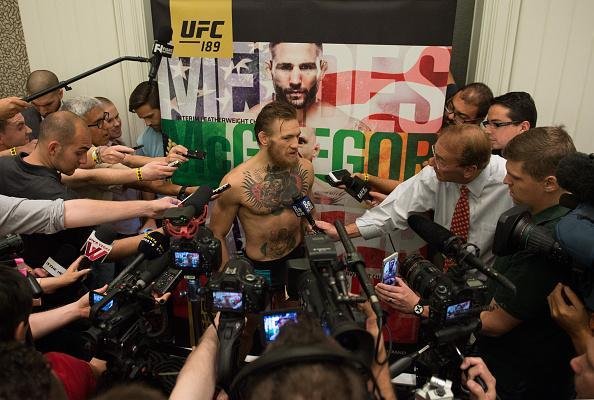 Imagens do treino aberto do UFC 189, em Las Vegas - Concorrida entrevista de McGregor