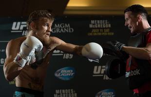 Imagens do treino aberto do UFC 189, em Las Vegas - McGregor investe na trocao