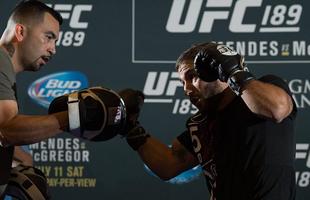Imagens do treino aberto do UFC 189, em Las Vegas - Chad Mendes trabalha trocao