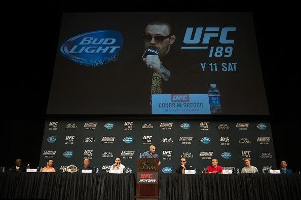 Imagens da coletiva pr-lutas do UFC 189, em Las Vegas - Imagem de McGregor no telo