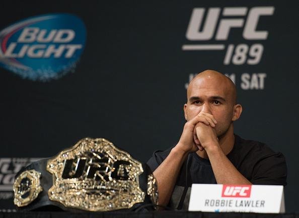 Imagens da coletiva pr-lutas do UFC 189, em Las Vegas - Robbie Lawler e o cinturo dos meio-mdios