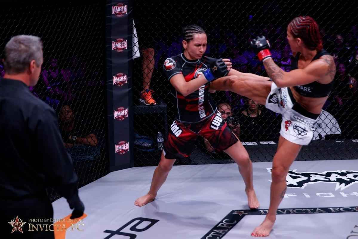 Cris Cyborg venceu Faith Van Duin por nocaute tcnico a 45seg do primeiro round - pelo cinturo do peso pena