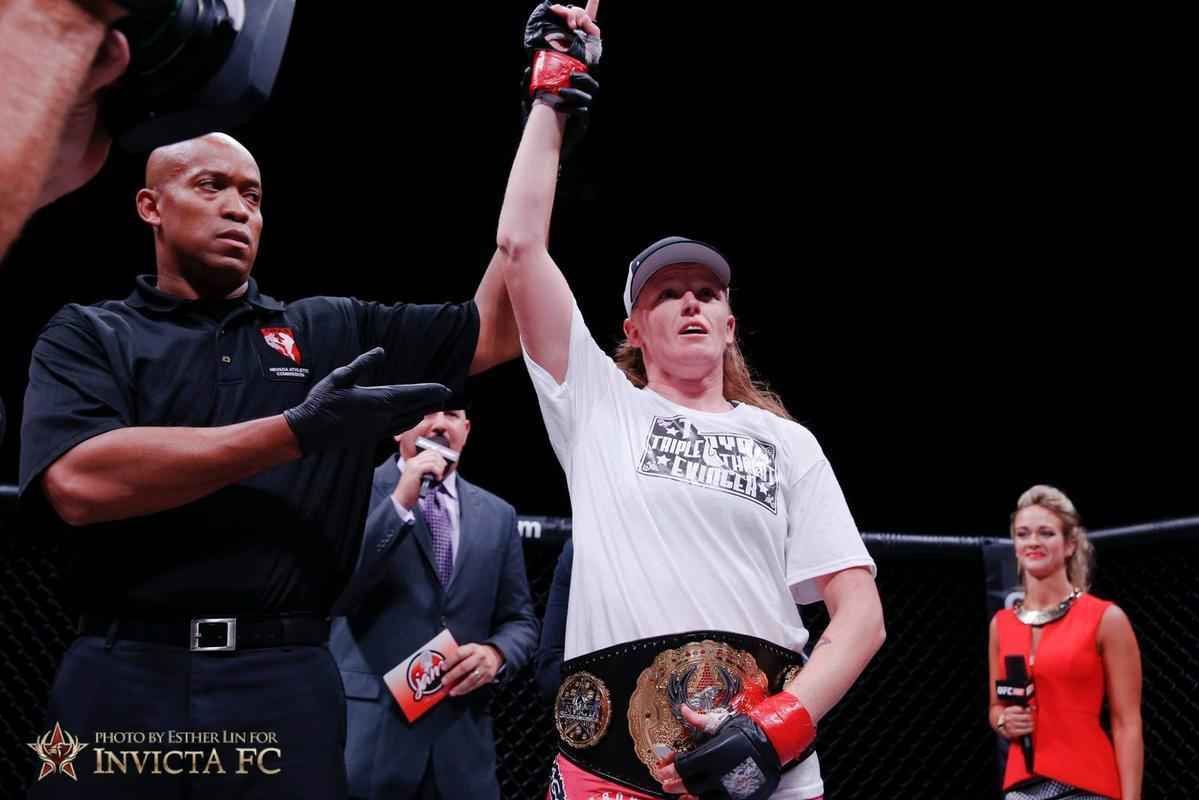 Tonya Evinger venceu Irena Aldana por nocaute tcnico a 4m38 do quarto round - pelo cinturo do peso galo