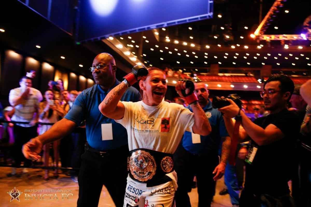 Cris Cyborg venceu Faith Van Duin por nocaute tcnico a 45seg do primeiro round - pelo cinturo do peso pena