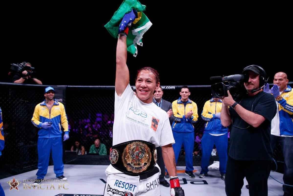 Cris Cyborg venceu Faith Van Duin por nocaute tcnico a 45seg do primeiro round - pelo cinturo do peso pena