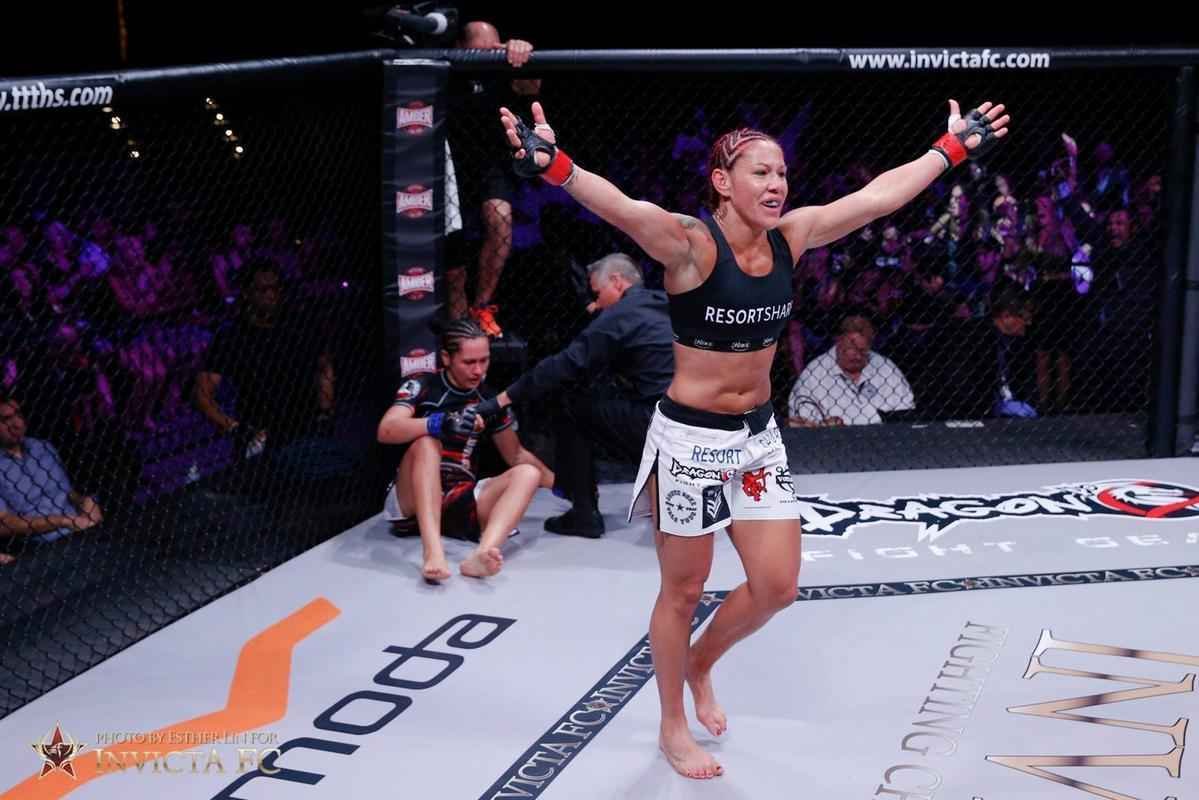 Cris Cyborg venceu Faith Van Duin por nocaute tcnico a 45seg do primeiro round - pelo cinturo do peso pena