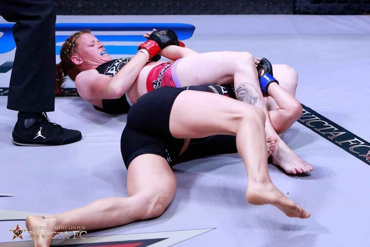 Tonya Evinger venceu Irena Aldana por nocaute tcnico a 4m38 do quarto round - pelo cinturo do peso galo