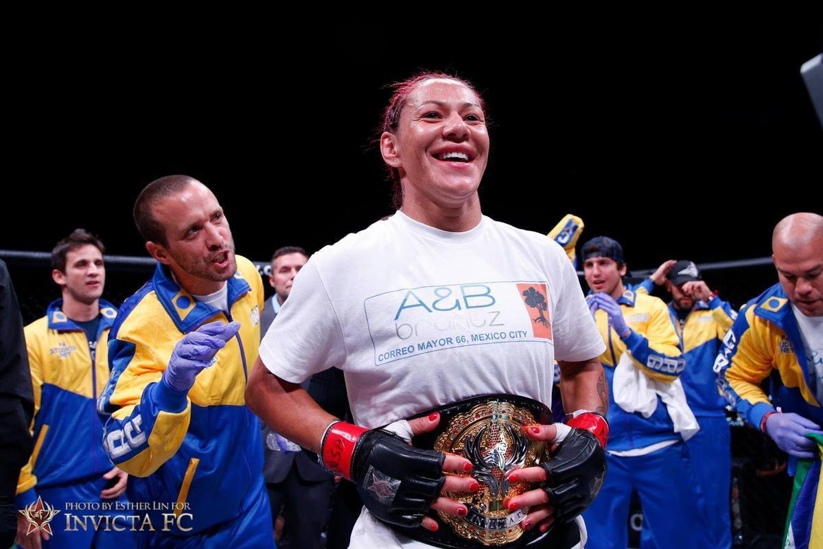 Cris Cyborg venceu Faith Van Duin por nocaute tcnico a 45seg do primeiro round - pelo cinturo do peso pena
