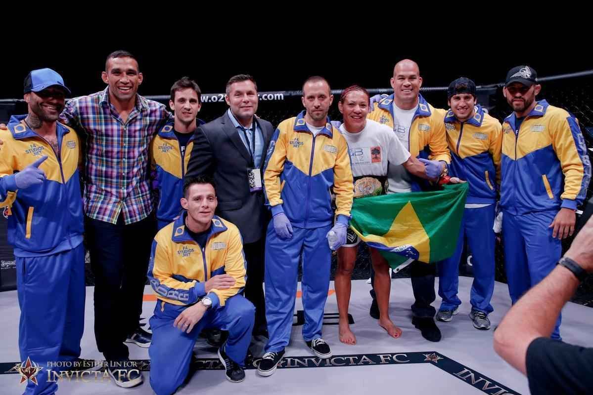 Cris Cyborg venceu Faith Van Duin por nocaute tcnico a 45seg do primeiro round - pelo cinturo do peso pena