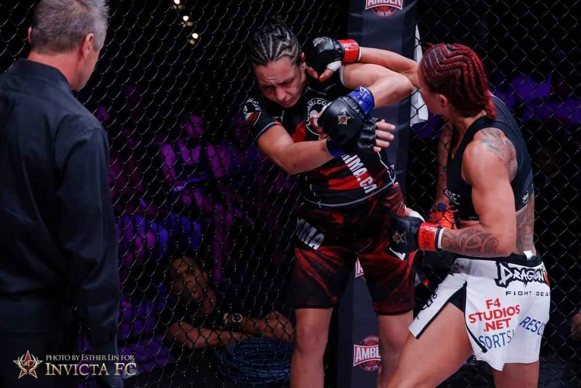 Cris Cyborg venceu Faith Van Duin por nocaute tcnico a 45seg do primeiro round - pelo cinturo do peso pena