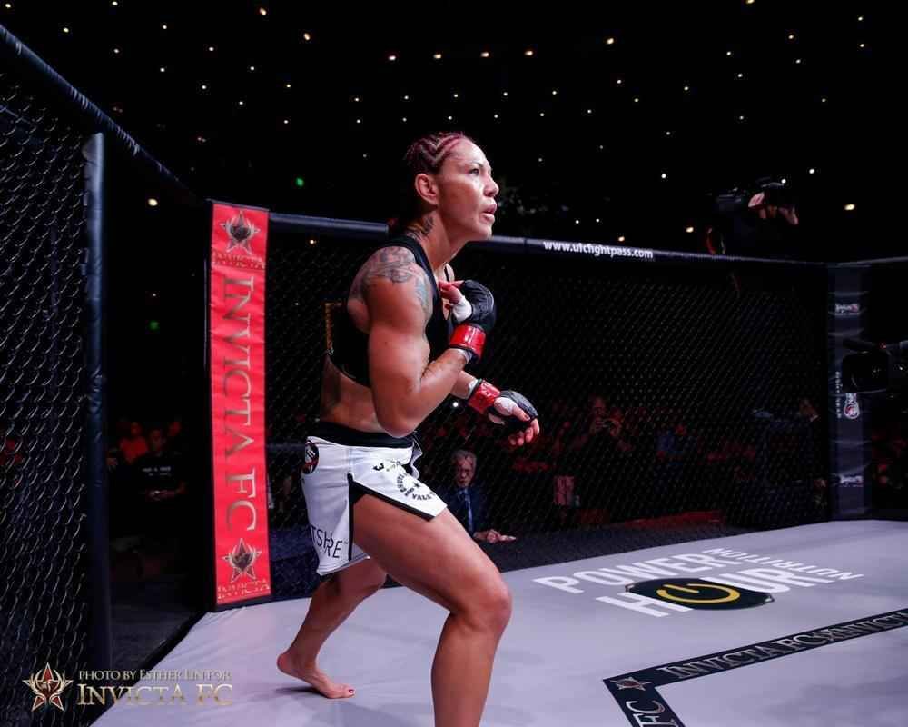 Cris Cyborg venceu Faith Van Duin por nocaute tcnico a 45seg do primeiro round - pelo cinturo do peso pena