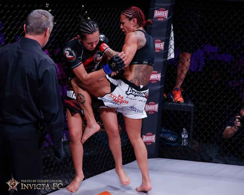 Cris Cyborg venceu Faith Van Duin por nocaute tcnico a 45seg do primeiro round - pelo cinturo do peso pena