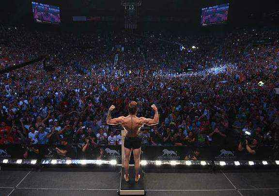 Veja imagens da pesagem e encaradas do UFC 189 - Conor McGregor
